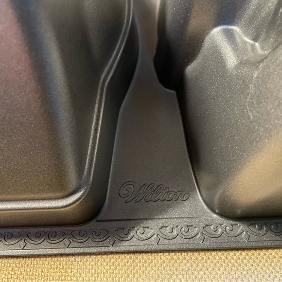 Wilton 10-Cup 3D Skull Cake Pan, Cast Aluminum, Jello Mold Skeleton Head - Picture 9 of 9